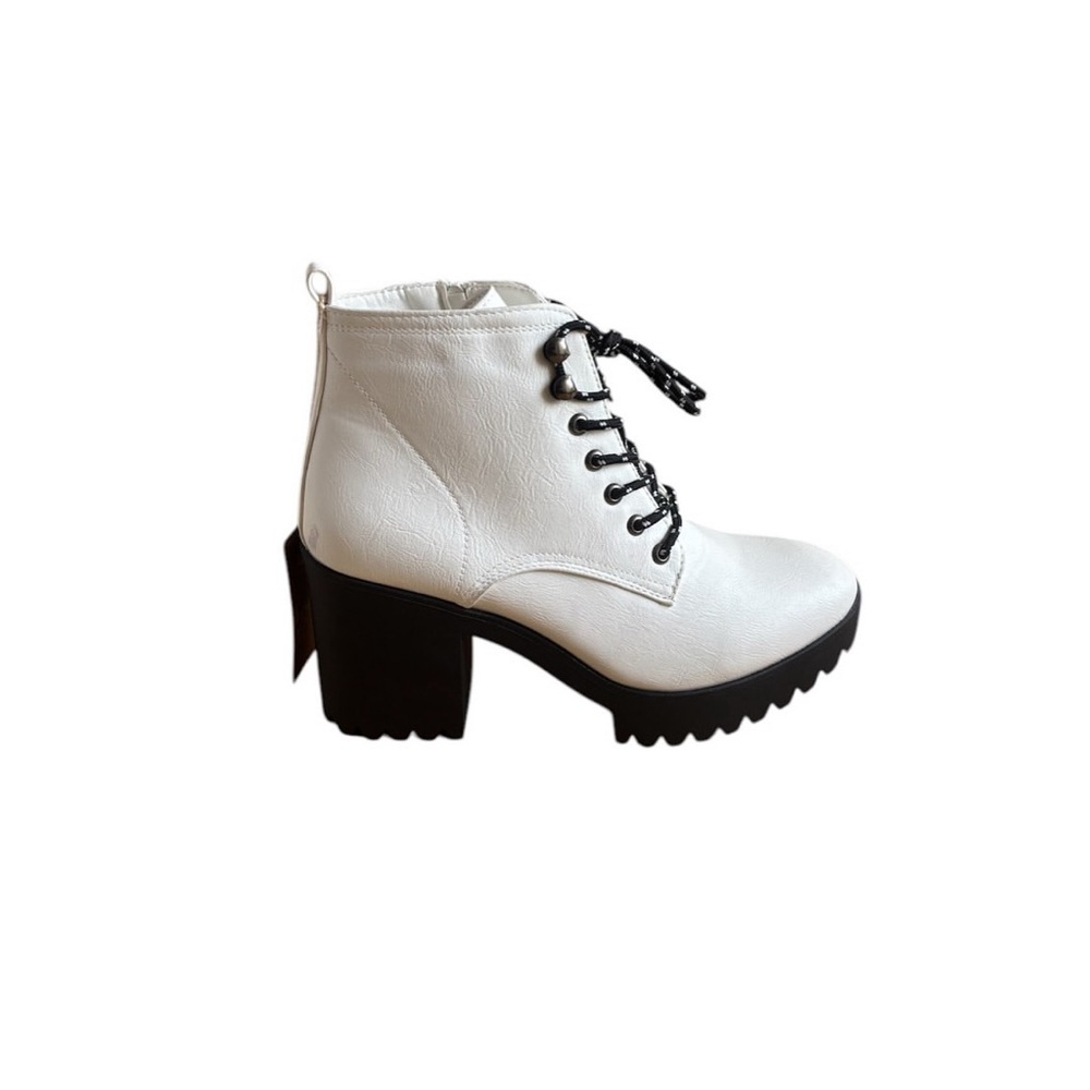 SEVEN7 NWT White Lace-Up Ankle Boots
